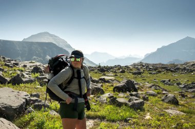 Buzul Ulusal Parkı 'ndaki Kayalık Geçidi' nde Aptal Poz Veren Kadın