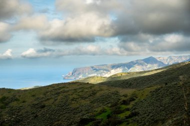 Del Norte Yolu, Kanal Adaları Ulusal Parkı 'ndaki Güneş Işığı Çin Limanı' na doğru gidiyor.