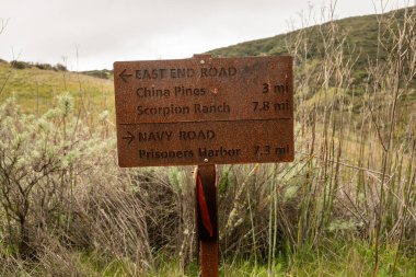 Channel Adaları Ulusal Parkı 'ndaki Santa Cruz Adası' nda Doğu Yakası Yolu ve Donanma Yolu Kavşağı.