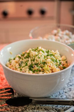 Maydanoz Tepesi Tezgahta Yaz Partisi için Kuskus Salatası