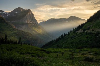 Vadiden geçip, Buzul Ulusal Parkı 'ndaki Mount Cannon üssüne kadar uzanan ışık hüzmesi.