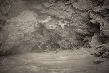 Yellowstone Ulusal Parkı 'nda boya kaplarından kabarcıklar patlıyor.