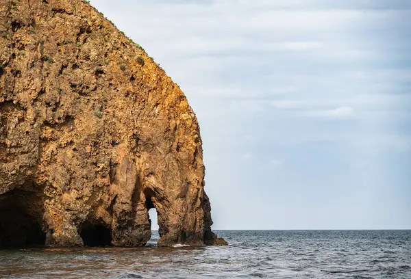 Santa Cruz Adası 'ndaki Akrep Anchorage' da Küçük Kemer Deniz Mağarası Oluşturdu