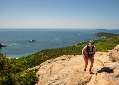 Acadia Ulusal Parkı 'ndaki Arı Kovanı' nın Dik Kaya Suratını Yürüten Kadın