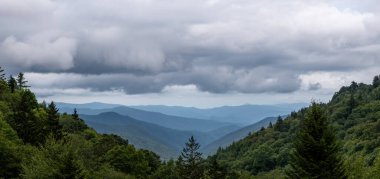 Büyük Dumanlı Dağlar Ulusal Parkı 'ndaki Luftee Geçidi Panoraması