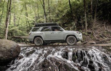 Great Smoky Mountain Ulusal Parkı: 22 Eylül 2023: Çatı Çadırı ile Toyota 4Runner Profili Şelalenin Tepesinde Oturuyor