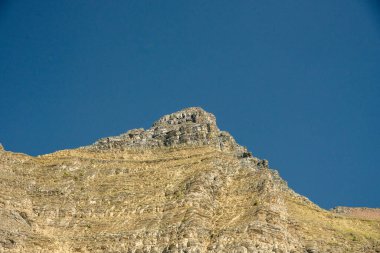 Rocky Ridge, duvardaki delikten geçip Blue Sky Inn Buzulu Ulusal Parkı 'na karşı.