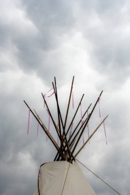 Bulutlu Gökyüzüne Karşı Pembe Kurdeleli Çadır Direği İpuçları göğüs kanserinden kurtulanlar için umudu simgeliyor.