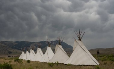 Yellowstone 'daki Fırtına Bulutlarının Altındaki Çerçeve Doldur