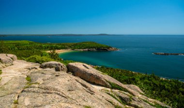 Acadia Ulusal Parkı 'ndaki Gorham Dağı' ndaki Kayalıklardan Uzakta Kum Plajı
