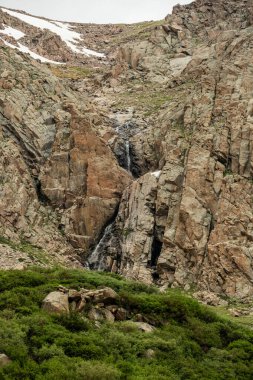 Şelale, Rocky Dağı Ulusal Parkı 'ndaki Kristal Göller' e düşüyor.