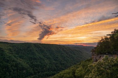 Bulutların Katmanları Yeni Nehir Vadisi Ulusal Parkı Üzerinde Akşam Güneşini Yakalıyor