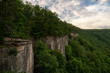 Yeni Nehir Vadisi Ulusal Parkı 'ndaki Sonsuz Duvar boyunca Işık Söndü