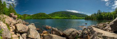 Kartal Gölü 'nün Rocky Shoreline Panoraması ve Acadia' daki Baloncuklar