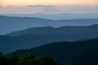 Mavi Dağ Katmanları Skyline Yolu 'ndan Shenandoah Vadisi' ne kadar uzanıyor.