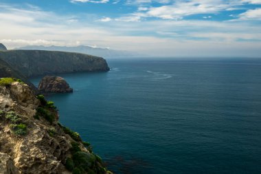 Channel Adaları Ulusal Parkı 'ndaki Santa Cruz Adası kıyısındaki uçurumlar