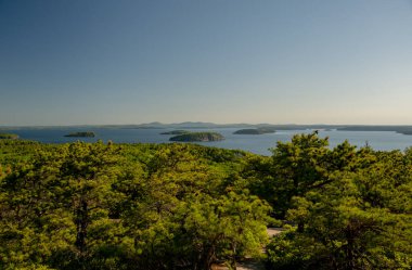 Acadia 'da açık yaz gününde Atlantik Okyanusunda yüzen adalar