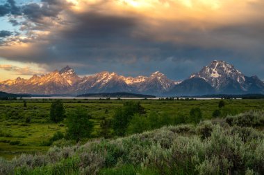 Yazın Gündoğumunda Grand Teton Sıradağının Kıyısında Işık Parlıyor