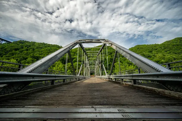Tunny Hunsaker Köprüsü 'nün Yeni Nehir Vadisi' ndeki Düşük Açı