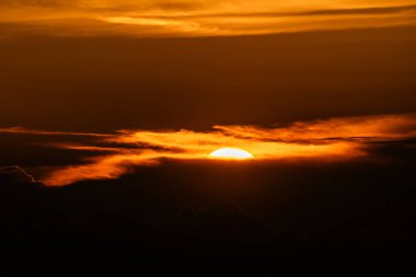 Güneş Shenandoah üzerinde Bulutlara Düşerken Gökyüzü Açık Turuncusu