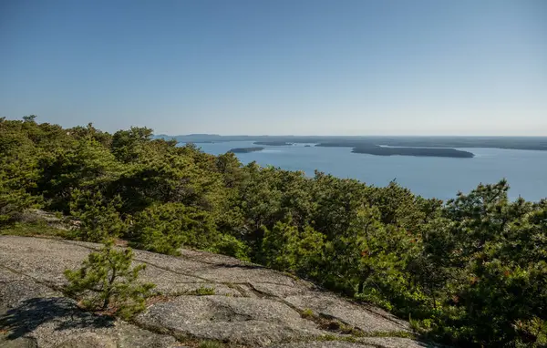 Acadia Ulusal Parkı 'ndaki Champlain Dağı' ndan Atlantik manzarası