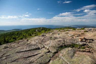 Cairns and Rocks, Acadia 'daki Cadillac Dağı' nın Granit yüzeyine dağıldı.