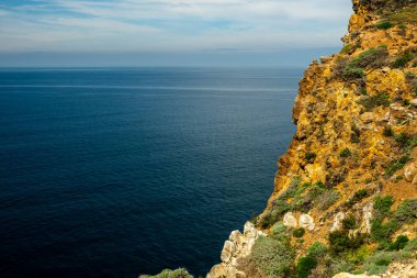 Channel Adaları Ulusal Parkı 'ndaki Pasifik Okyanusunun Sakin Suları Üzerinde Uçurum