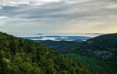 Acadia 'daki Zirveler Arasındaki Buzul Vadisi Atlantik Okyanusunu Gösteriyor