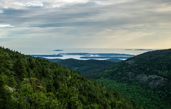 Acadia 'daki Zirveler Arasındaki Buzul Vadisi Atlantik Okyanusunu Gösteriyor