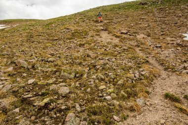 Yürüyüşçü, Rocky Dağı Ulusal Parkı 'ndaki Eyerden İniyor