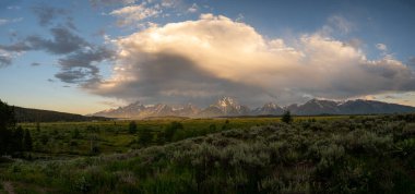 Büyük Bulut oluşumu Grand Teton Sıradağları 'nın üzerinde yaz başında