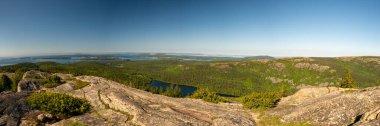 Acadia Ulusal Parkı 'ndaki Baloncuklardan Kartal Gölü Panoraması
