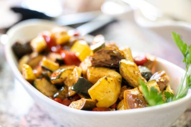 Beyaz Bowl 'da açık hava bahçe partisi için kızarmış kabak ve kabak.