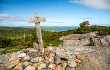 Acadia Ulusal Parkı 'ndaki Cedar Bataklık Dağı Zirvesi' ne imza atın.