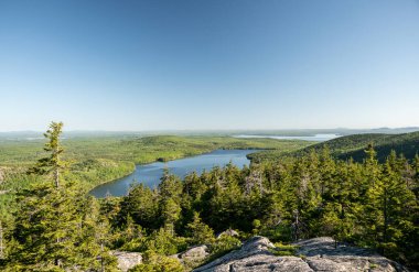 Acadia 'daki Baloncuklar' dan Jordan Pond 'a bakıyorum.