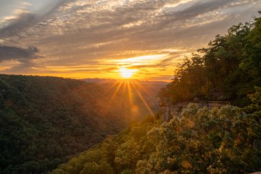 New River Vadisi 'ndeki Sonsuz Duvar Yolu' ndan New River Vadisi 'nin üzerinde güneş patlaması