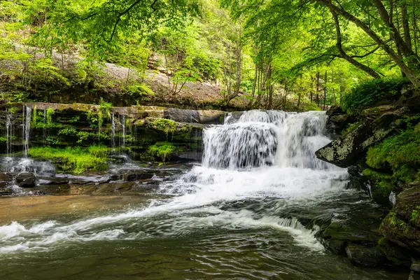 New River Gorge Ulusal Parkı 'ndaki Dunloup Creek' teki şelaleden akan sular.