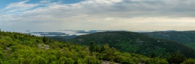 Acadia Ulusal Parkı 'ndaki Cadillac Mountian' dan Atlantik 'teki adaların görüntüsü