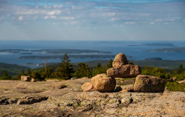 Bir Bates Cairn 'in Dengeli Kayaları Acadia Ulusal Parkı' ndaki Cadillac Dağları 'nın Açık Kayalıklarında Oturuyor