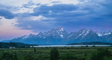 Gün doğumunda Büyük Teton Tepesi 'nin en uç noktasına vuran ışık