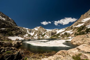 Rocky Dağı Ulusal Parkı 'ndaki Mavi Kuş Gölü' nde kalan buz tabakası