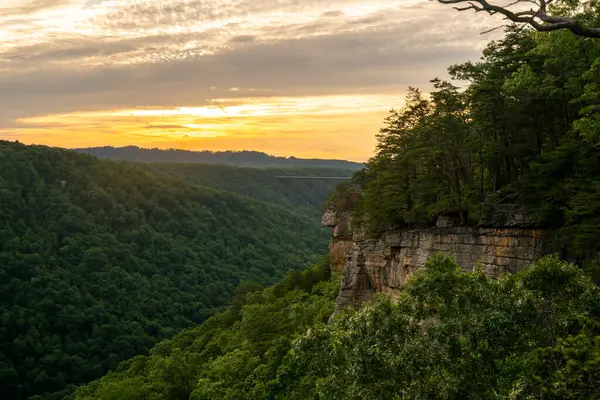 Sonsuz duvarın üzerinde gün batımı ve Yeni Nehir Vadisi Ulusal Parkı 'nın yakınındaki köprü.