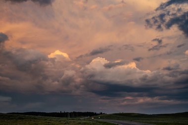 Yellowstone Ulusal Parkı 'ndaki Hayden Vadisi' nde Yoğun Bulutlar Bulutları Yakalıyor
