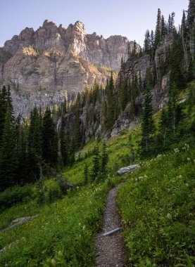 Buzul Ulusal Parkı 'ndaki Boulder Zirvesi' nin altındaki Güneş Altında Yüksek Uçurumlar Isınıyor