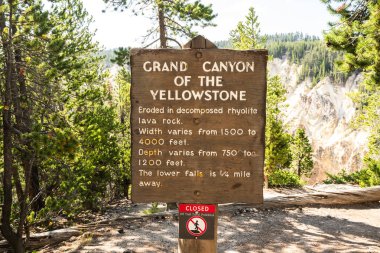 Yellowstone Ulusal Parkı 'ndaki Yellowstone Büyük Kanyonu hakkında bilgilendirme işareti