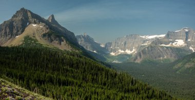 Ipasha Tepesi ve Ahern Dağı Buzul Ulusal Parkı 'ndaki Helen Gölü' nün üzerinde yükseliyor.
