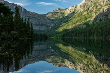 Kereste Koyu, Buzul Ulusal Parkı 'ndaki Grace Gölü' ne düşüyor.
