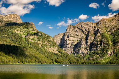 Kabarık Bulutlar ve Derin Mavi Gök Grand Teton Ulusal Parkı 'ndaki Ölüm Kanyonu' nda