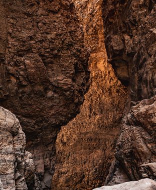 Sıcak güneş ışıkları Büyük Viraj Milli Parkı 'ndaki Yukarı Burro Pouroff' un arka duvarını aydınlatıyor.