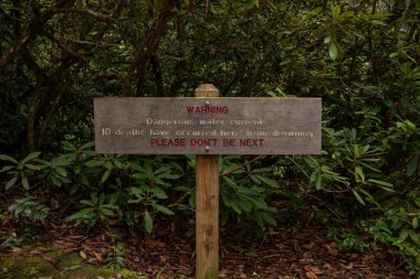 Büyük Dumanlı Dağlar Ulusal Parkı 'ndaki Abrams Şelalesinde Uyarı İşareti